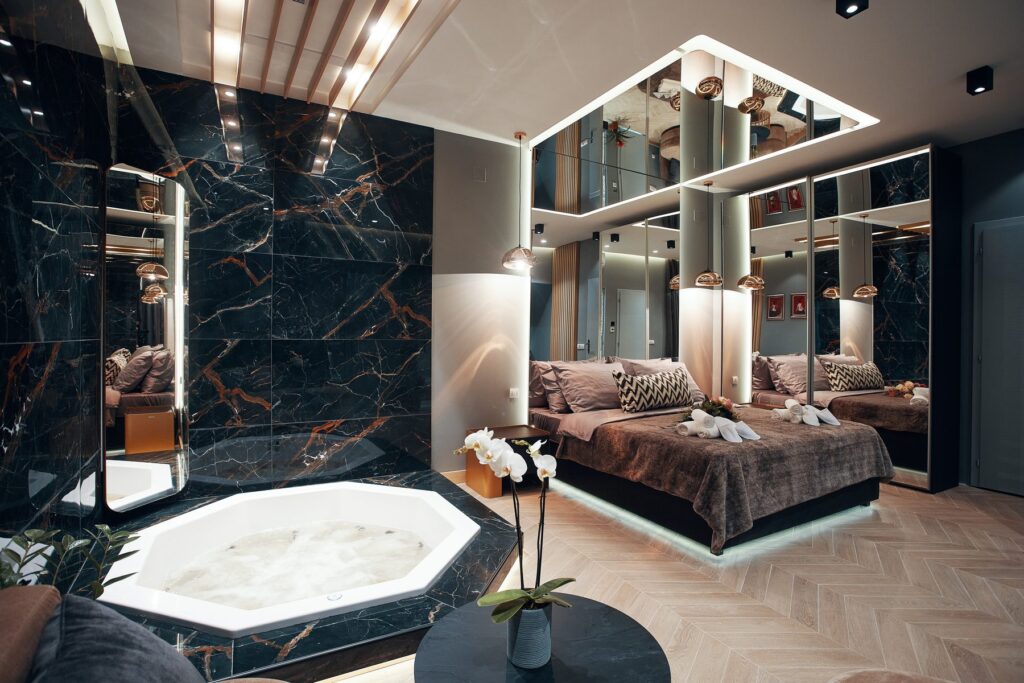 Apartment with a jacuzzi next to the bed